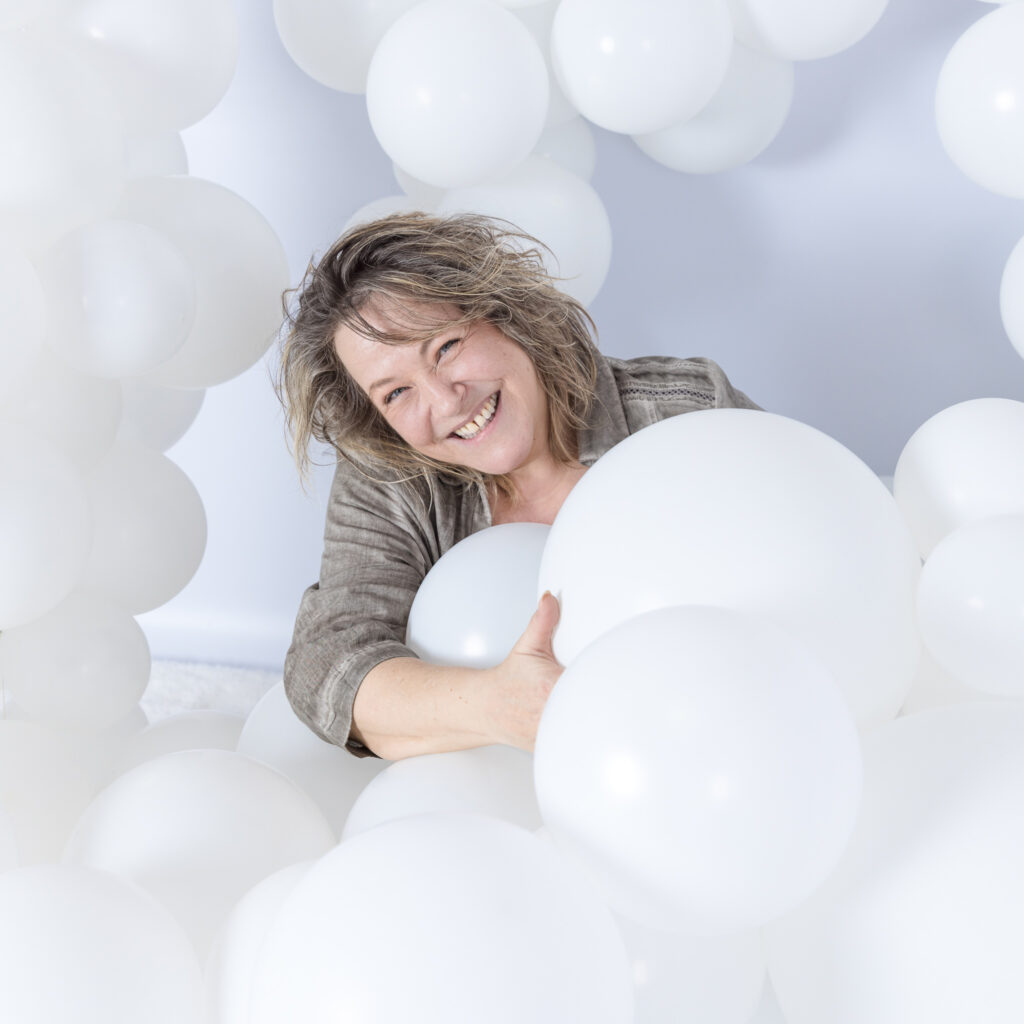 Portrait von Diana Sirch mit weissen Luftballoons